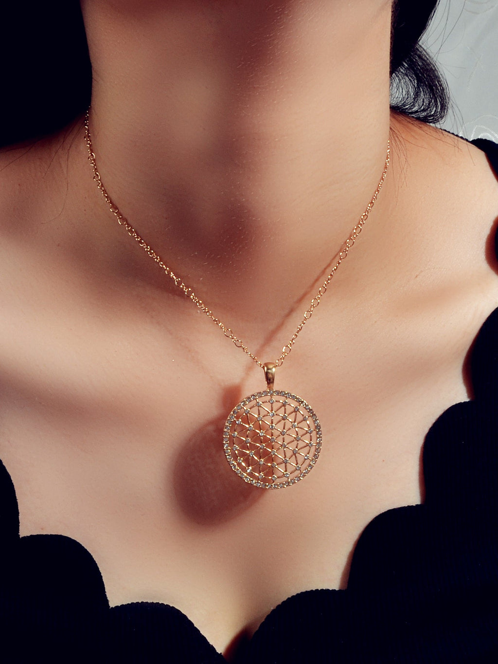 Good Quality Jewellery Gold Chain Rhinestone Decor Hollow Round Pendant Necklace