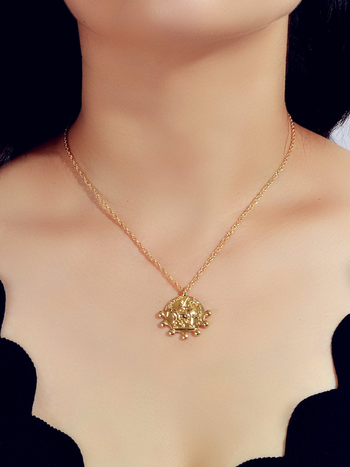 Gold Chain Carved Riding Horse Round Pendant Trendy Necklace Fashion Jewellery