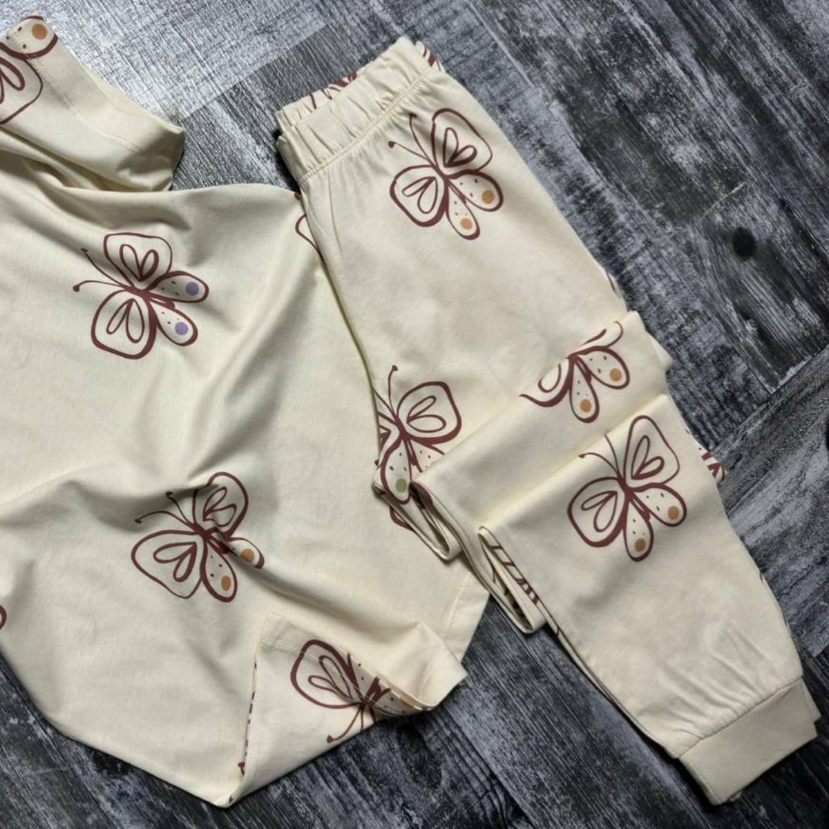 Girls' beige butterfly-print pajama set with matching long sleeves and cuffed pants