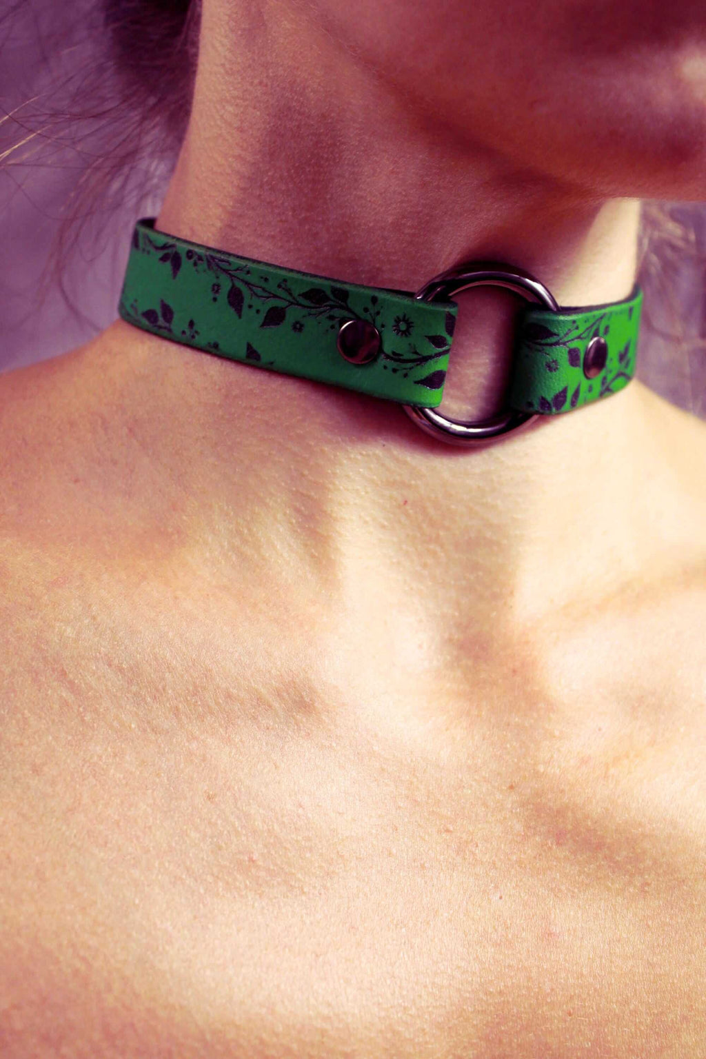 Submissive Collar – Green Leather Choker with Floral Design | Discreet Day Collar Jewelry