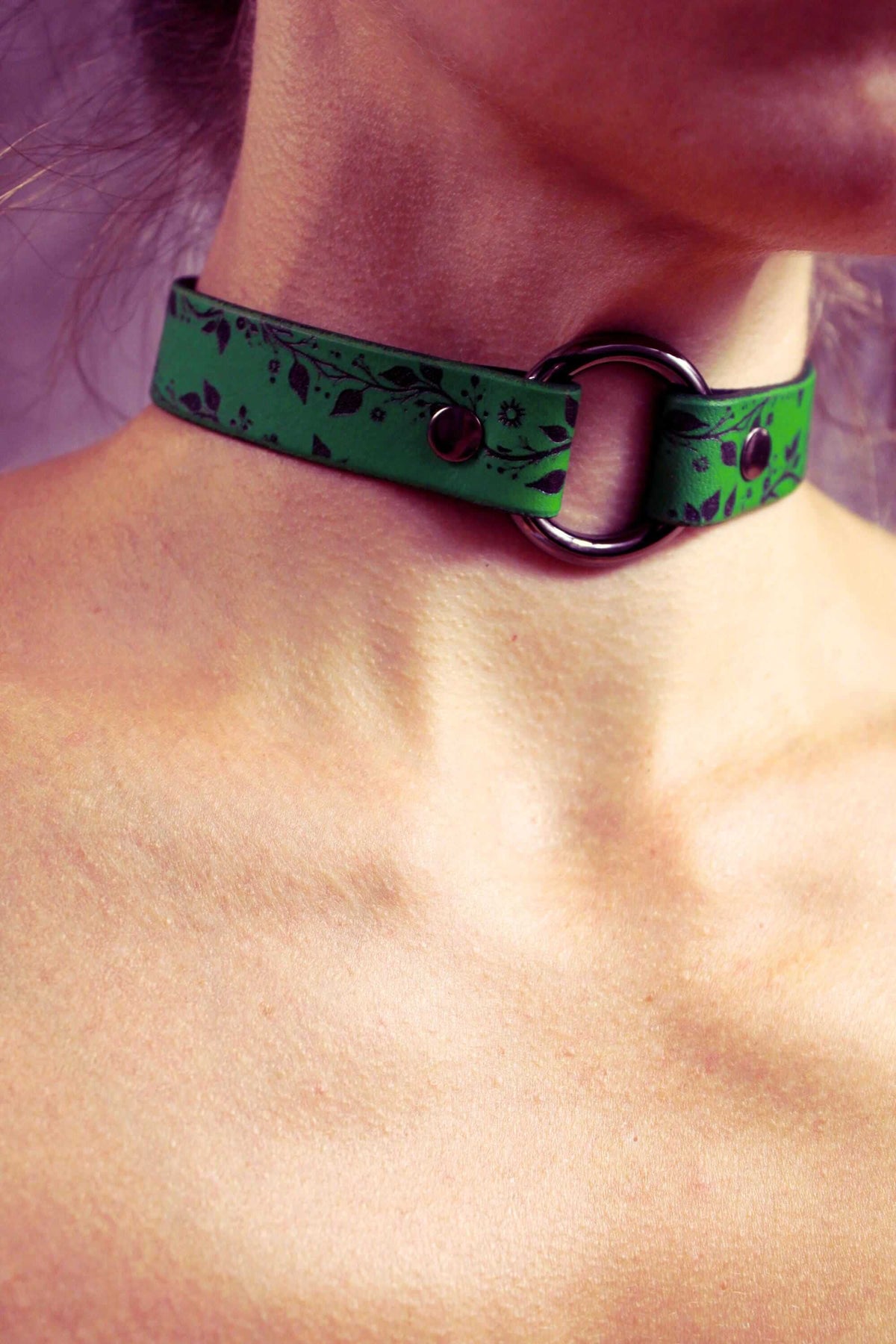Submissive Collar – Green Leather Choker with Floral Design | Discreet Day Collar Jewelry